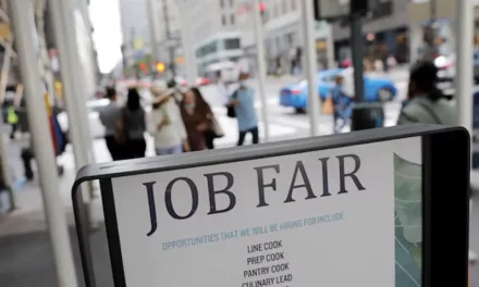 US weekly jobless claims fall to 11-month low as labor market remains stable