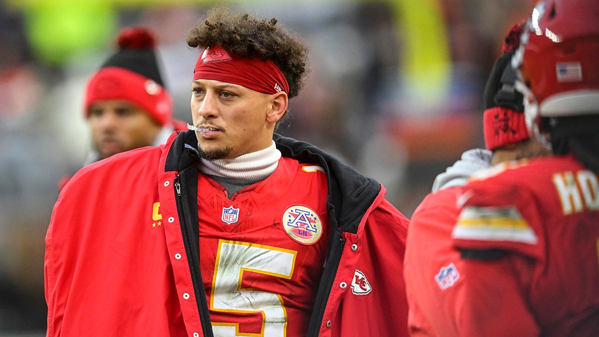 Patrick Mahomes looks on