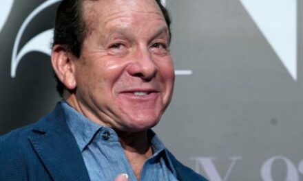 Actor Steve Guttenberg on scene of Palisades fire, aiding evacuation