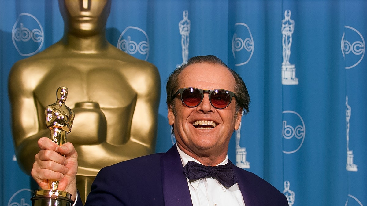 Jack Nicholson holding Oscar in 1998