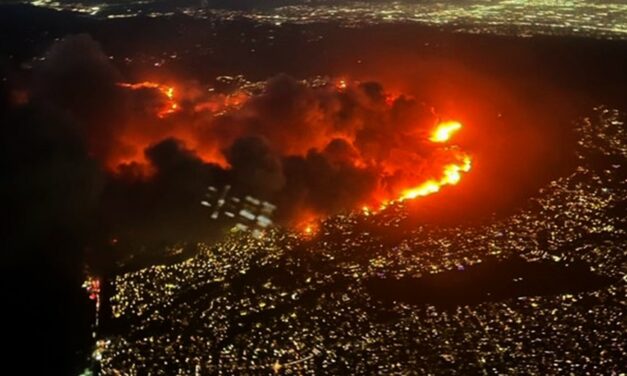 United Airlines passenger that landed at LAX recalls harrowing bird’s-eye view of raging wildfire