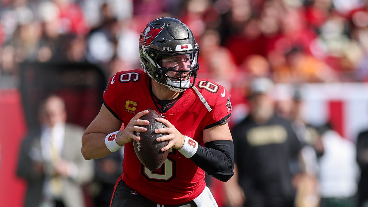 Baker Mayfield looks to pass