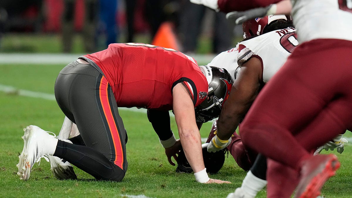 Baker Mayfield scrambles to get the ball