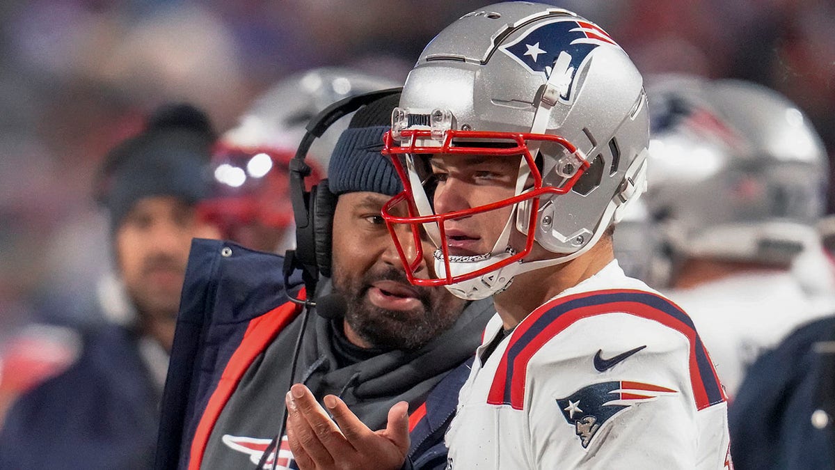 Drake Maye and Jerod Mayo