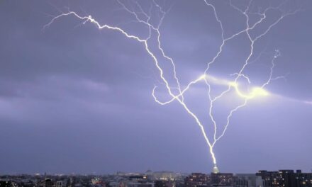 Lightning Strikes U.S. Capitol Building as America Rings in 2025: A Perfect Finale to Another Tumultuous Year Under Joe Biden