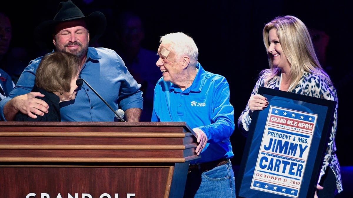 Garth Brooks, Trisha Yearwood with Jimmy Carter and Rosalynn Carter.