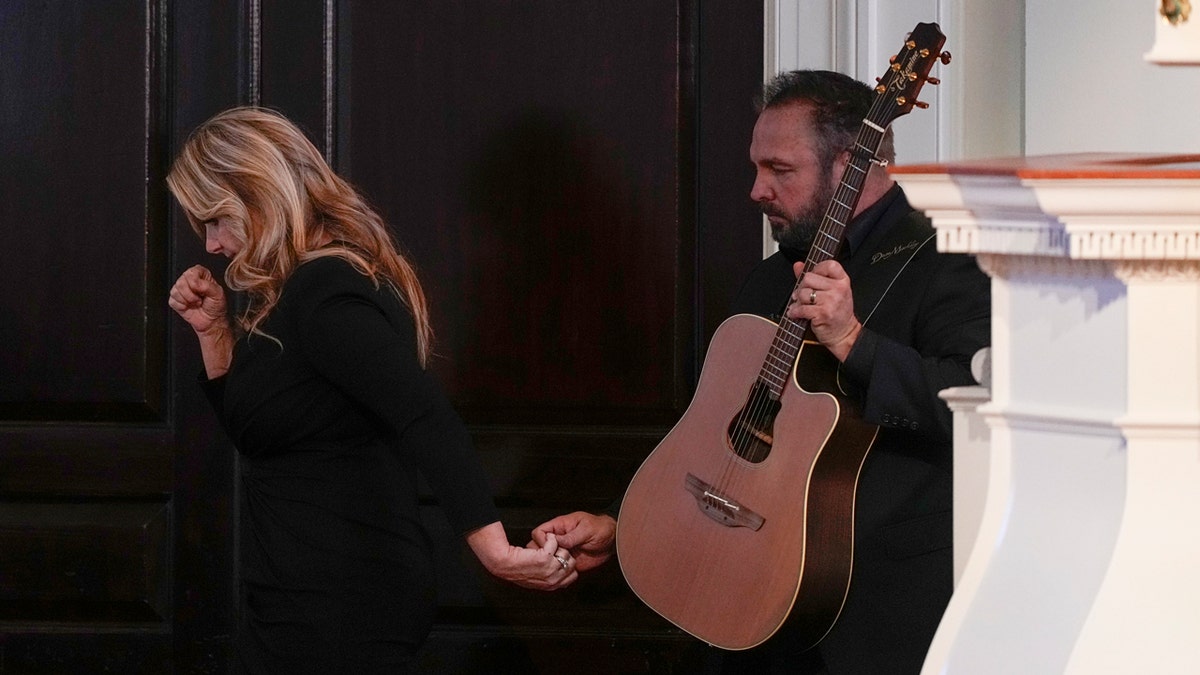 Garth Brooks and Trisha Yearwood hold hands