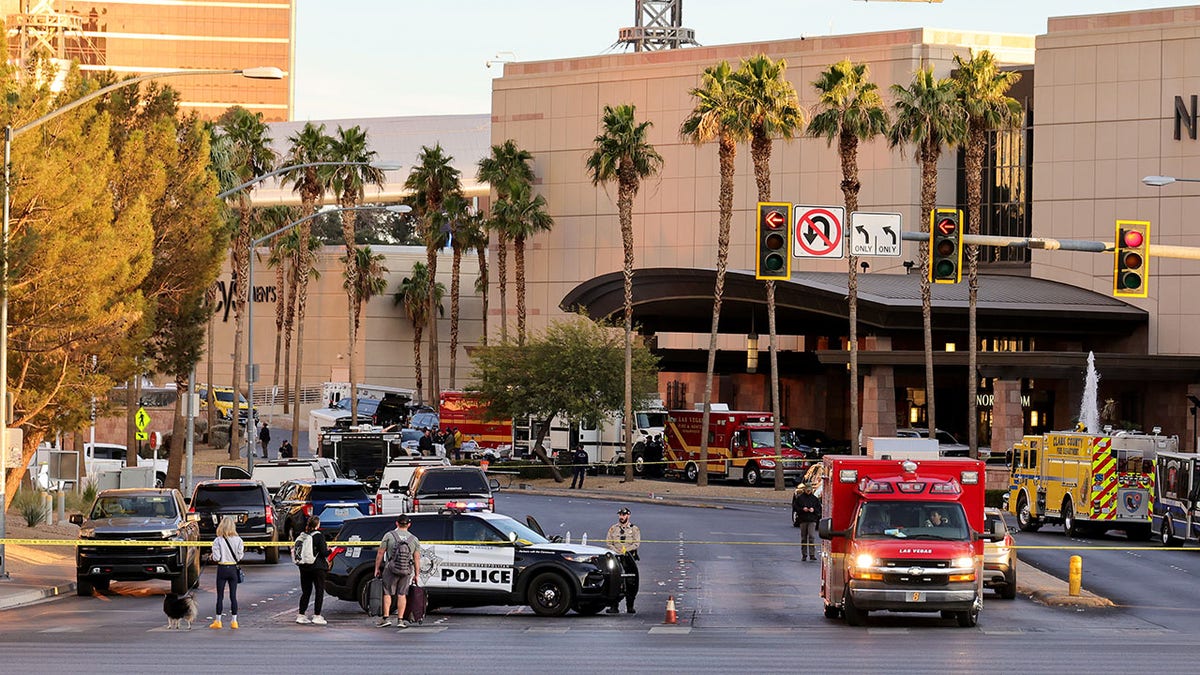 police outside trump hotel in las vegas