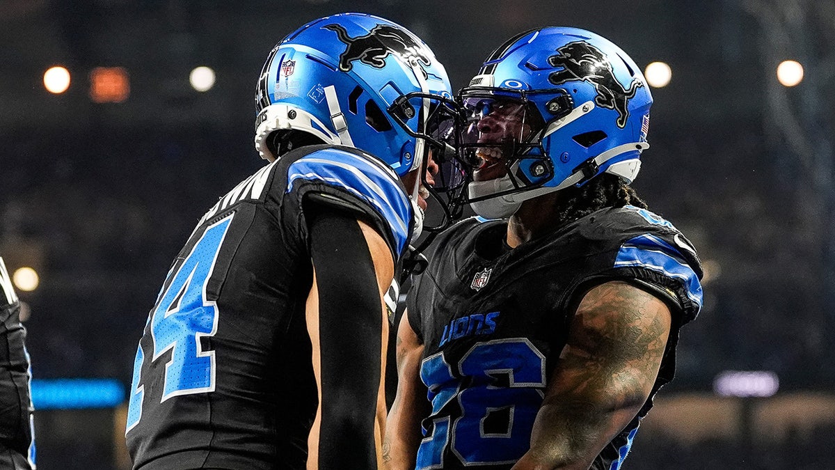 Jahmyr Gibbs celebrates touchdown