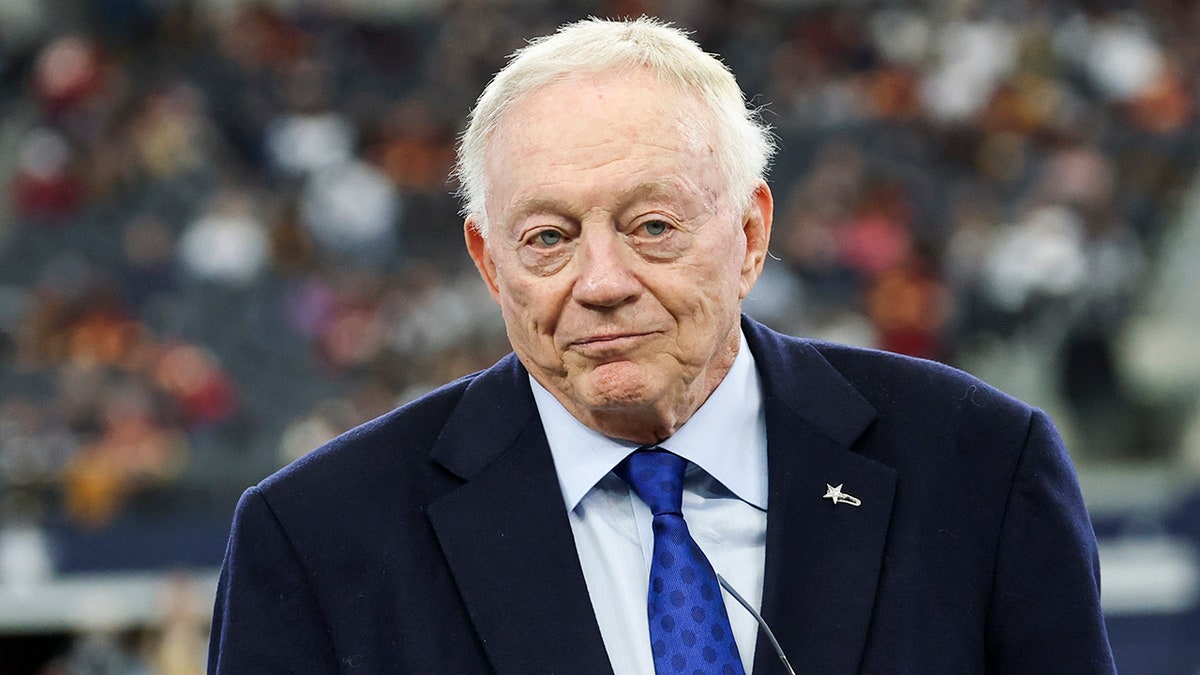 Jerry Jones at Cowboys-Commanders