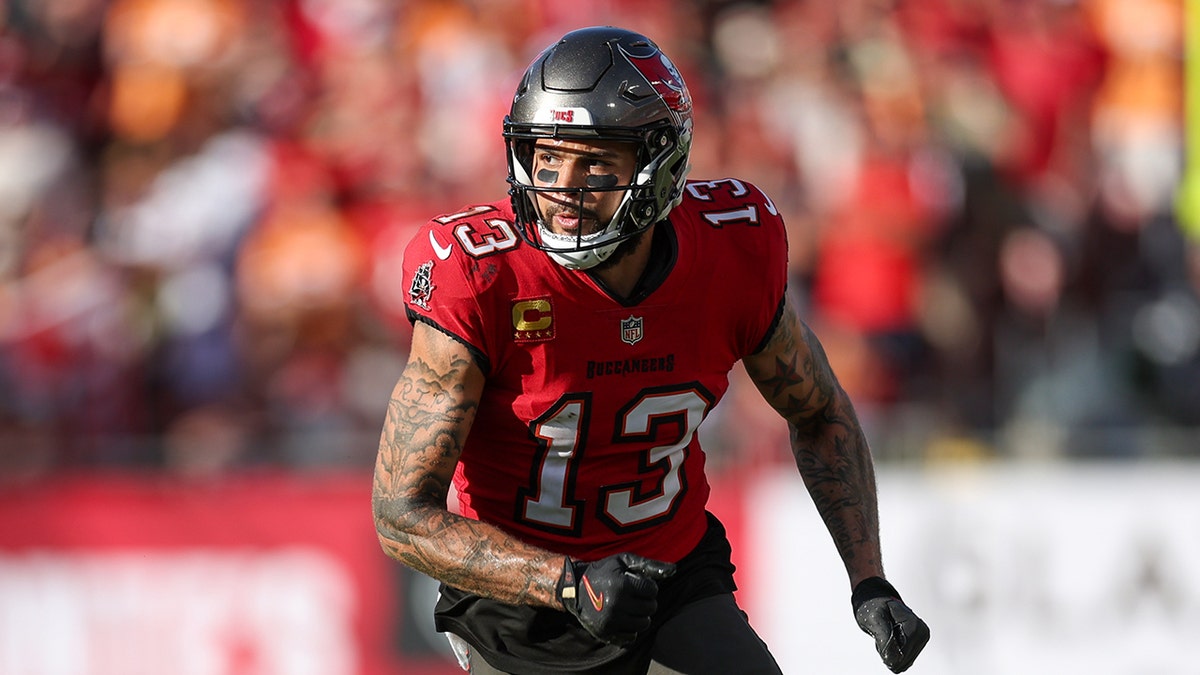 Mike Evans runs route