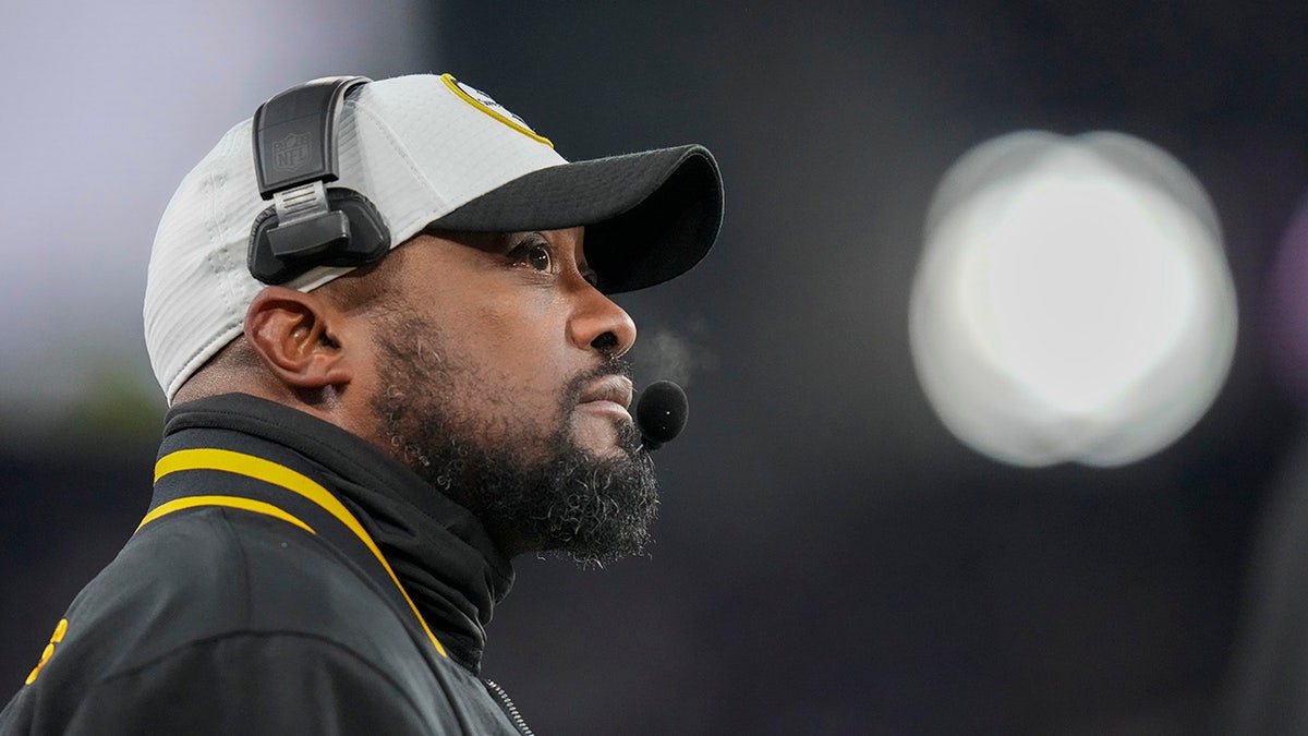 Mike Tomlin coaches