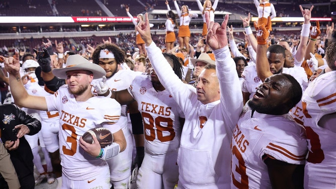 quinn ewers horns up texas longhorns