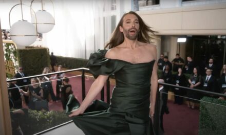 ‘Queer Eye’ Star Johnathan Van Ness Wears Full Beard and Christian Siriano Gown to Golden Globes (VIDEO)